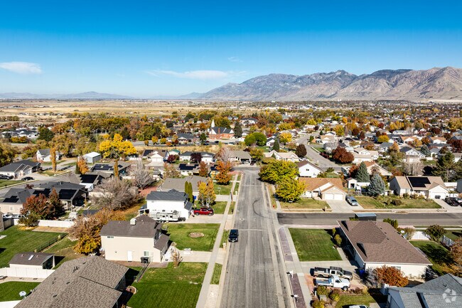 Fall colors brighten Perry’s neighborhoods with mountains rising in the background.