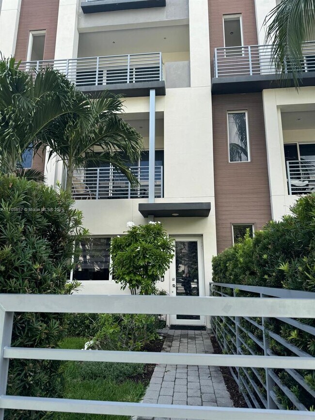1045 NE 18th Ave Unit 105, Fort Lauderdale, FL 33304