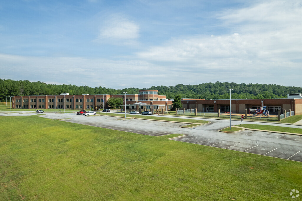 Many students living in the area attend the Dacusville Elementary School.