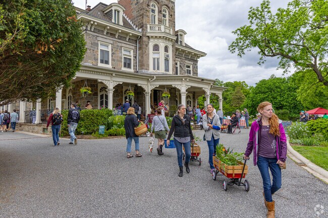 Experience the buzz of activitiy and excitement at Market Day in Cylburn Arboretum.