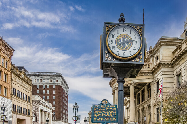 A clock near the courthouse tells the time in downtown Washington.