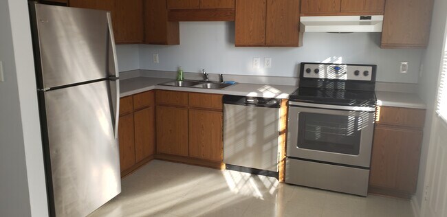 613 S East Railroad St unit Lyn-Mor Place, Wallace, NC 28466 - photo 3