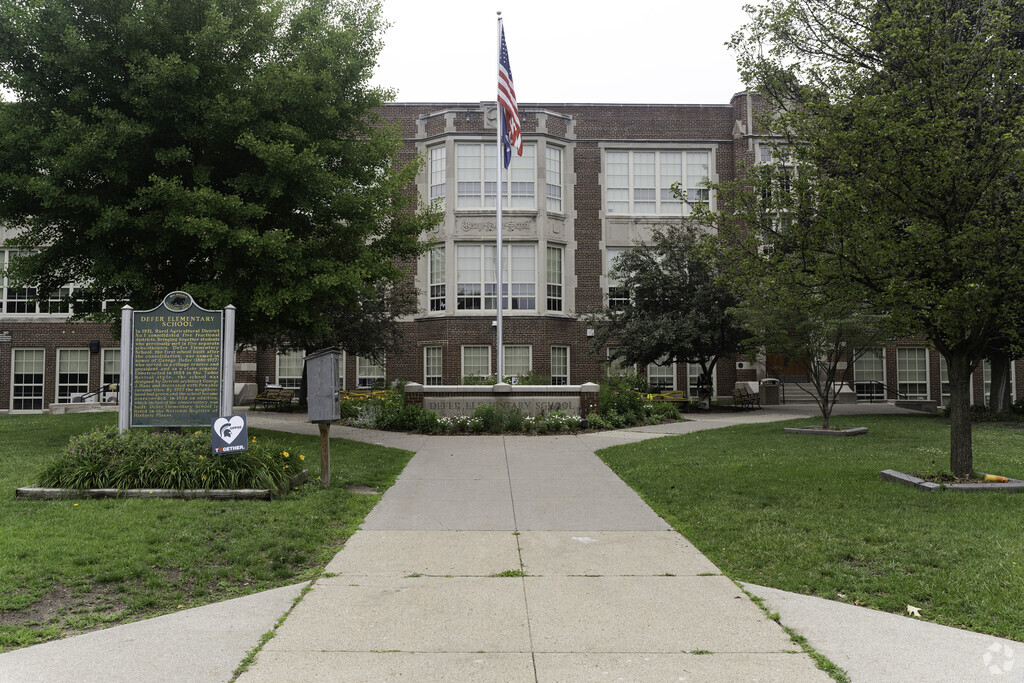 George Defer Elementary School front entrance in Grosse Pointe Farms.