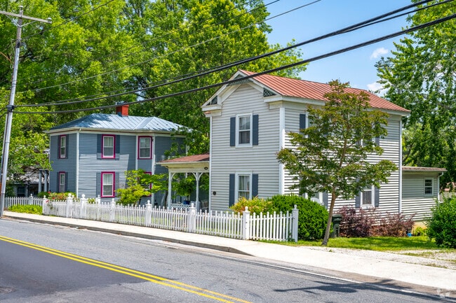 Colonial homes line downtown Appomattox, showcasing historic charm.