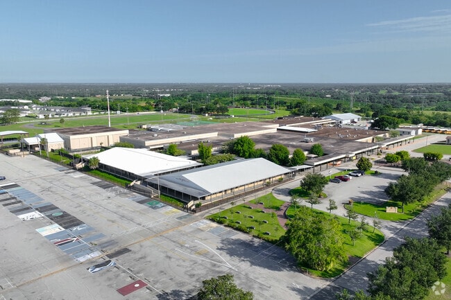 Lake Wales Senior High School offers a 23:1 student teacher ratio.