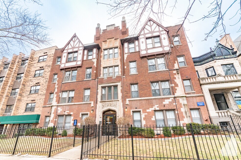 655 W Wrightwood Ave unit 300, Chicago, IL 60614 - photo 1