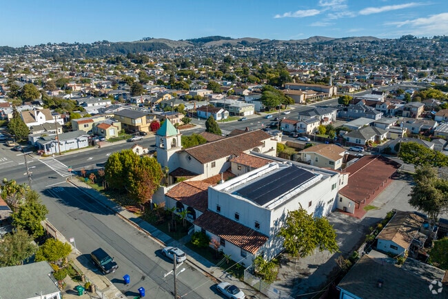 Manzanita Middle School has a small urban campus.