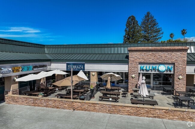 Valiente Plaza offers restaurants and shopping in Graystone.