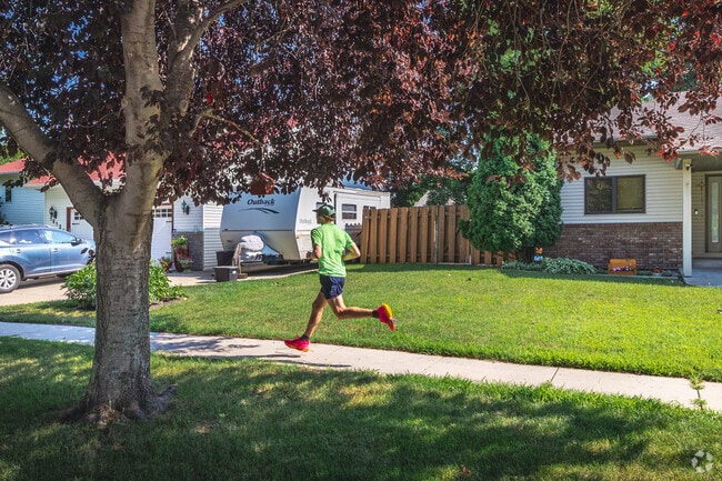 Take a jog along the shady sidewalks in Tintes.