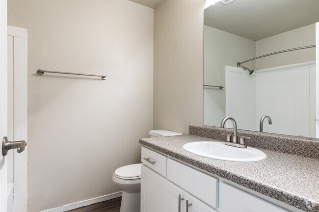 2BR, 2BA - 780SF