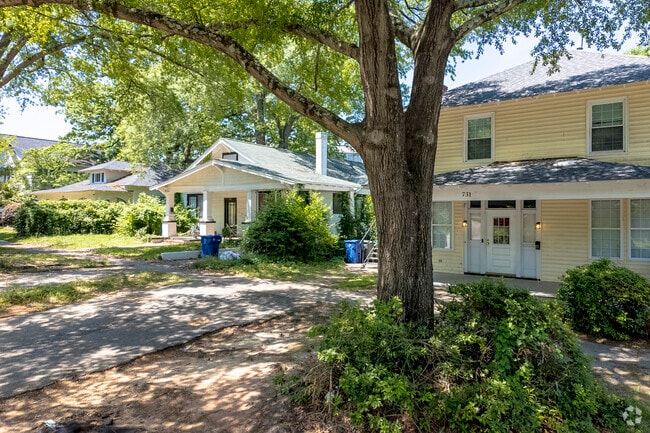 Craftsman-style homes can be found throughout Old Shandon.