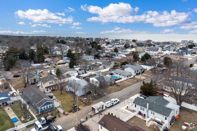 Most homes in the Villas are a short walk from the beach at the Delaware Bay.