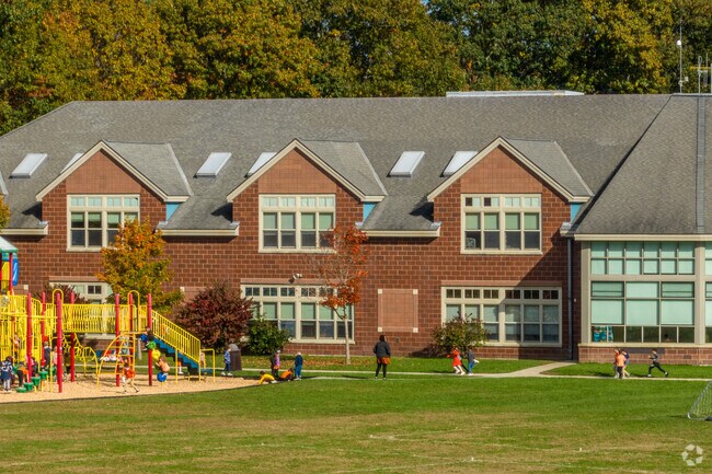 Parents of the Lunenberg area may send their kids to Lunenberg Primary School.