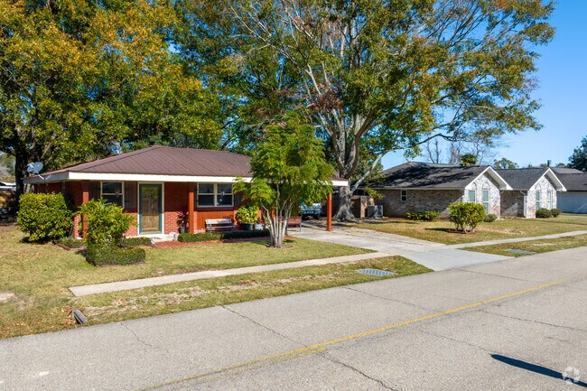 Homes in St Amant come in many different colors.