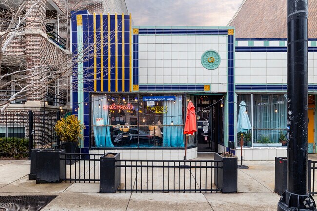 Tweet Restaurant is a popular place to eat in Margate Park, IL.