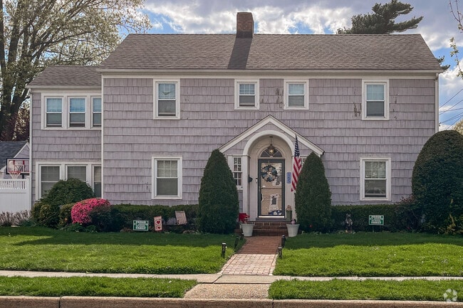 Colonial Revival style homes can be found in Mineola.