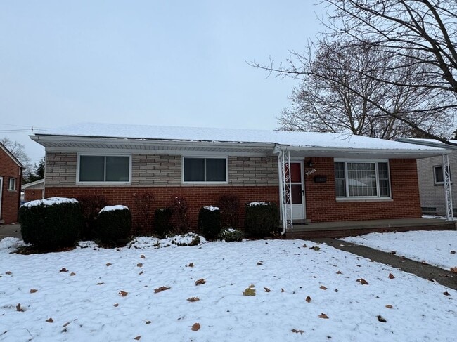 28556 Milton Ave, Warren, MI 48092 - photo 2
