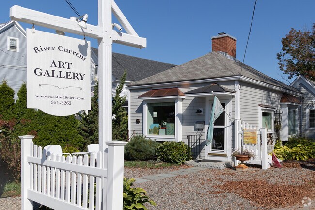 River Current Art Gallery offers original art in York Harbor.