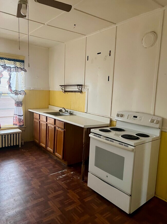 163 Market St unit 2nd Floor, Amsterdam, NY 12010 - photo 3