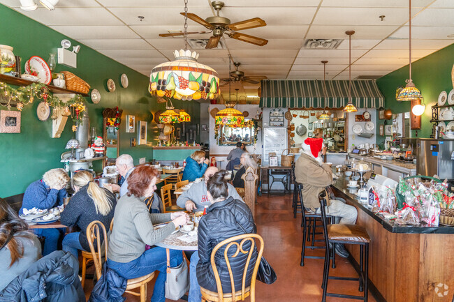 Drexelwood heads to Cafe Ferraro for breakfast with friends.