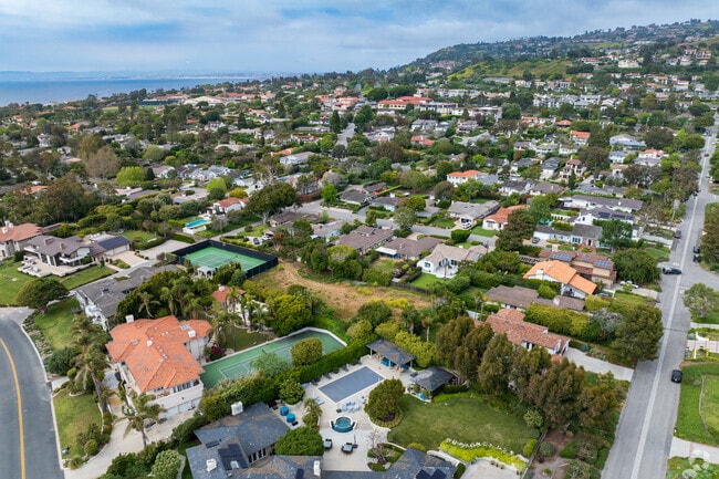 Palos Verdes Estates is blessed with rolling hills, sea cliffs and the Pacific Ocean.
