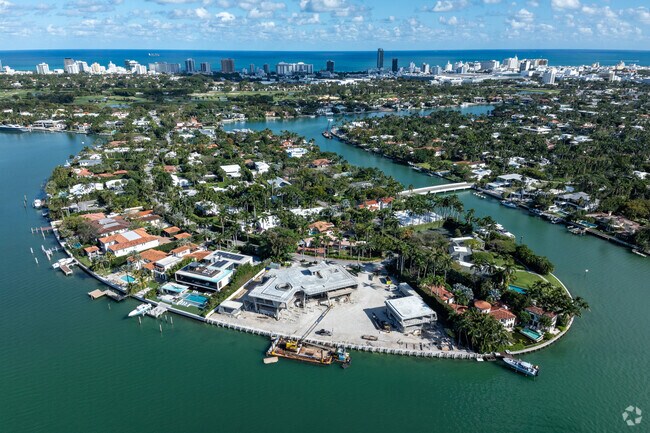 Bayshore is made up of 4 islands all residential with single family homes.