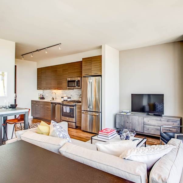 343 W Chestnut St, Chicago, IL 60610 - photo 1