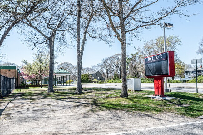 Idle Hour Elementary School is well shaded for a quaint setting in Oakdale.
