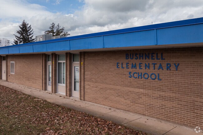 Bushnell Elementary School, Entrance.