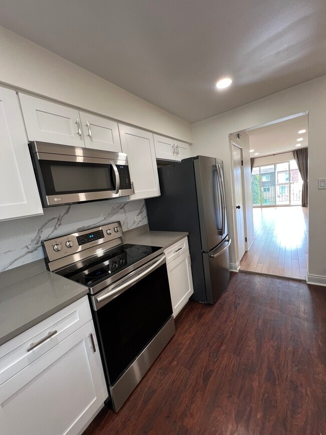 9468 Bay Colony Dr unit 3N, Des Plaines, IL 60016 - photo 3