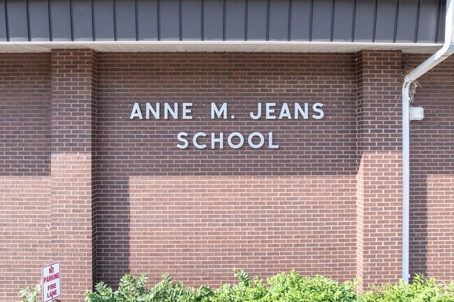 Anne M. Jeans Elementary School has an average student to teacher ratio of 11 to 1.