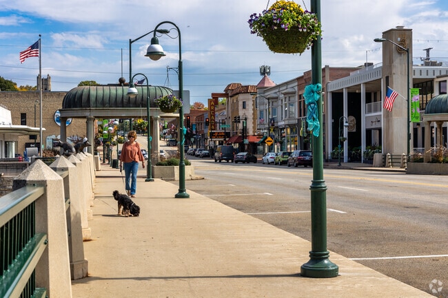 The city center is within walking distance for most residents of Downtown St. Charles.