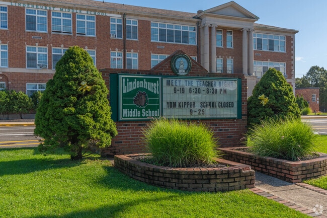 Lindenhurst Middle School has 1,304 students in grades 6-8.