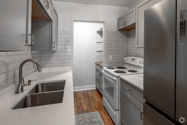 2BR, 1BA - 900SF - Kitchen