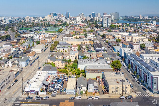 In Peralta-Laney, Oakland, CA, its a quick commute to Oakland.