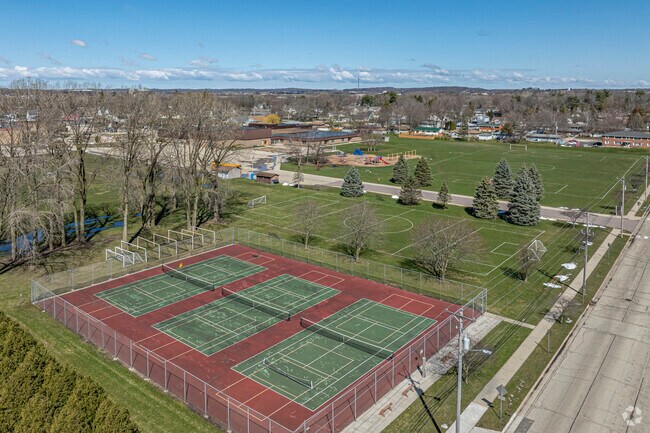 Netherwood Knoll Elementary School  in Oregon also has access to a tennis court.