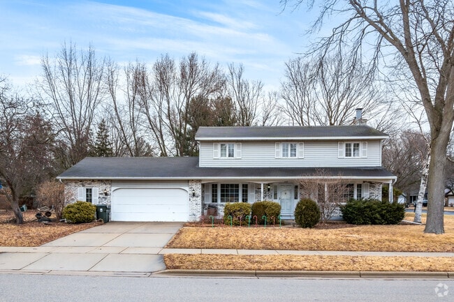 There are a number of Colonial Revival homes in the Royal Oaks neighborhood.