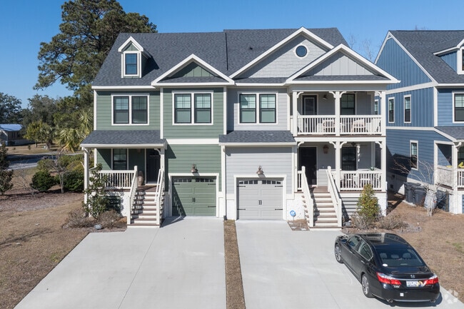 Modern designs complement the area’s live oaks and Spanish moss scenery.