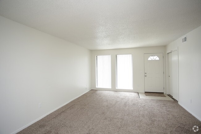 2BR, 1BA - 920 SF