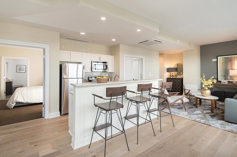 250 N Christopher Columbus Blvd unit 317, Philadelphia, PA 19106 - photo 1