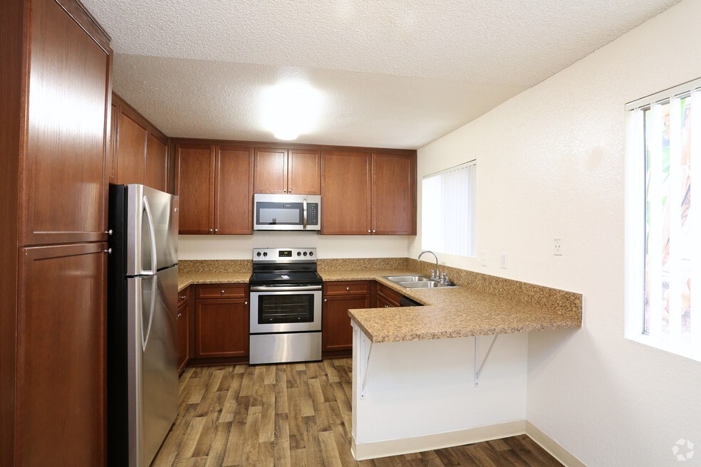 Carlton Ridge *1st Month Free OAC*, Santee, CA 92071 - photo 1