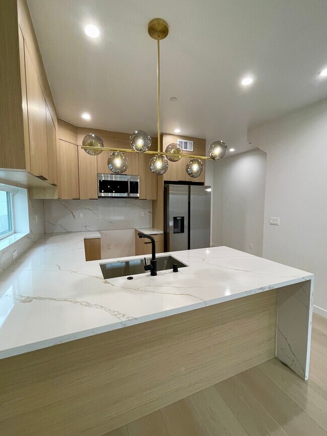 611 1/2 W 41st Place, Los Angeles, CA 90037 - photo 2