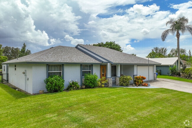 Most streets in La Mancha showcase beautifully manicured yards adding to the neighborhood charm.