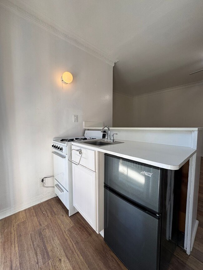 Hayworth Courtyard Apartments – West Hollywood Living, Los Angeles, CA 90046 - photo 3