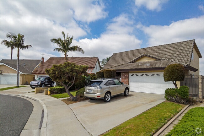 Cul de sacs and prairie homes can be found in La Palma.