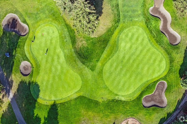 Spring Hill Golf Club is an 8 Hole semi-private golf course in North Albany, OR.