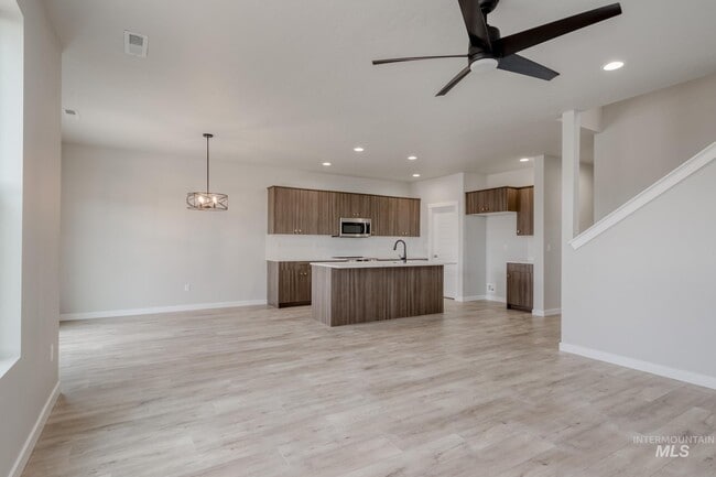 898 N Mirror Creek Way, Meridian, ID 83642 - photo 3