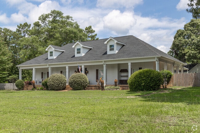 Homes with hospitable Southern porches line the streets in Plantation Hills.