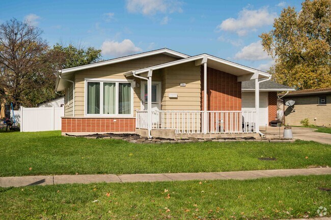 A classy and delightful home in the lovely and quiet Glenwood area.