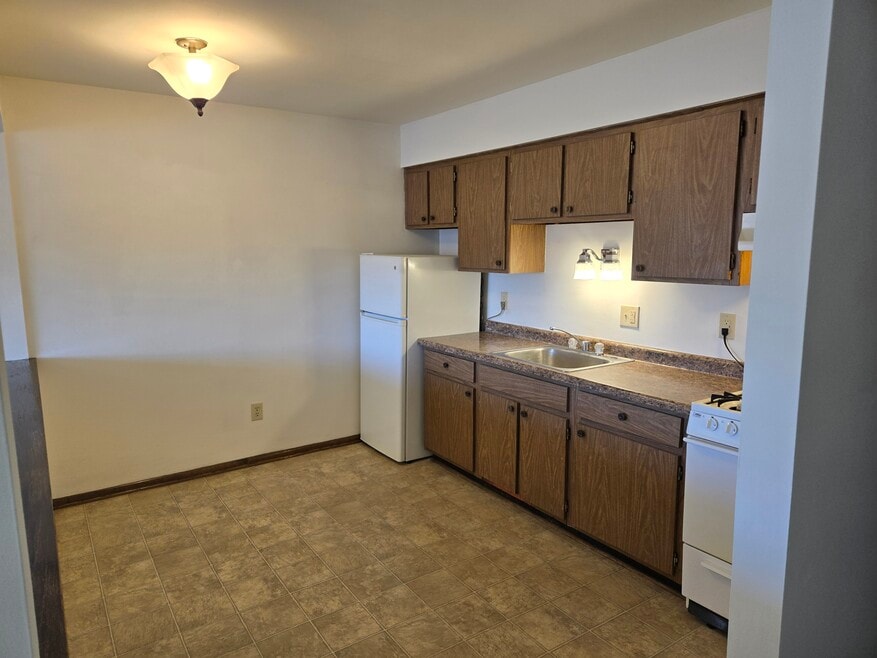 2370 S 107th St unit . 6, West Allis, WI 53227 - photo 1